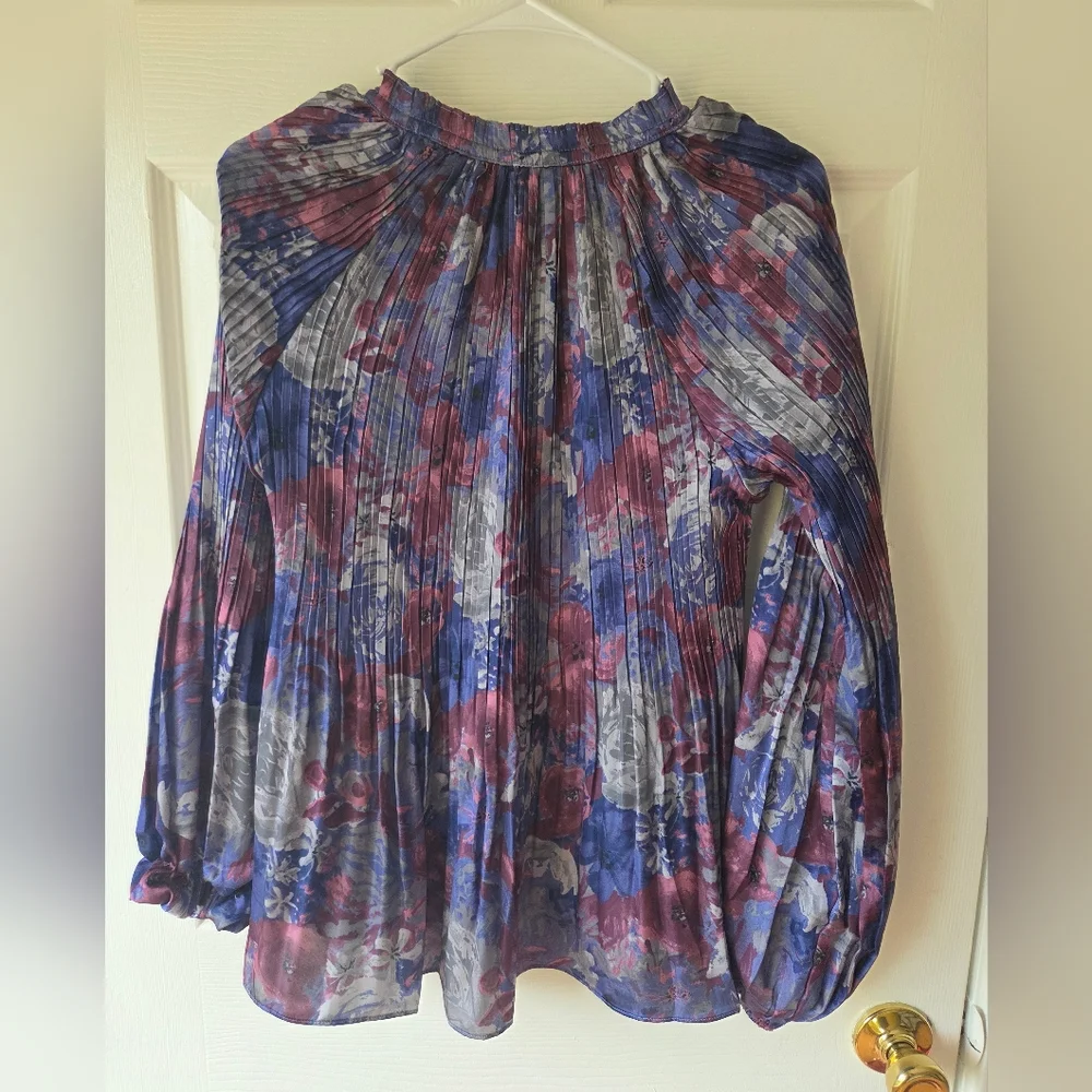 Elie Tahari Floral Blouse Size S Long Sleeve V Neck Purple and Blue Pleated - Picture 3 of 7